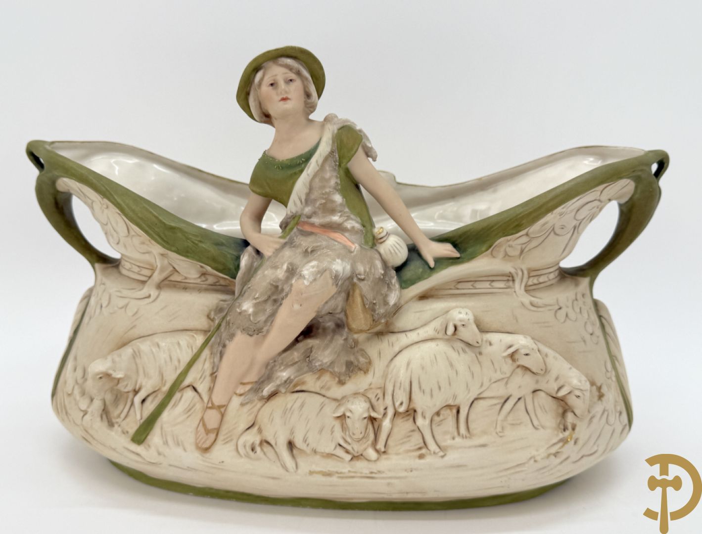 Coupe in Royal Dux met herder en schapen, nummer 1224, gemerkt onderaan