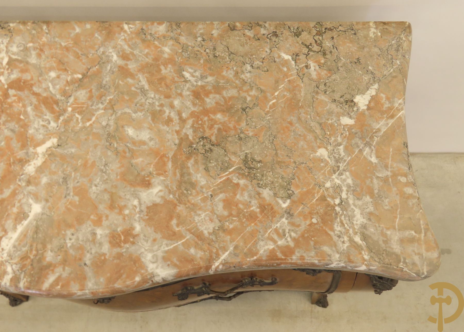 Wortelnotehouten gegalbeerde tweeladencommode met bronzen accanthusranken op lades, bronzen trekkers en dameshoofden opzij