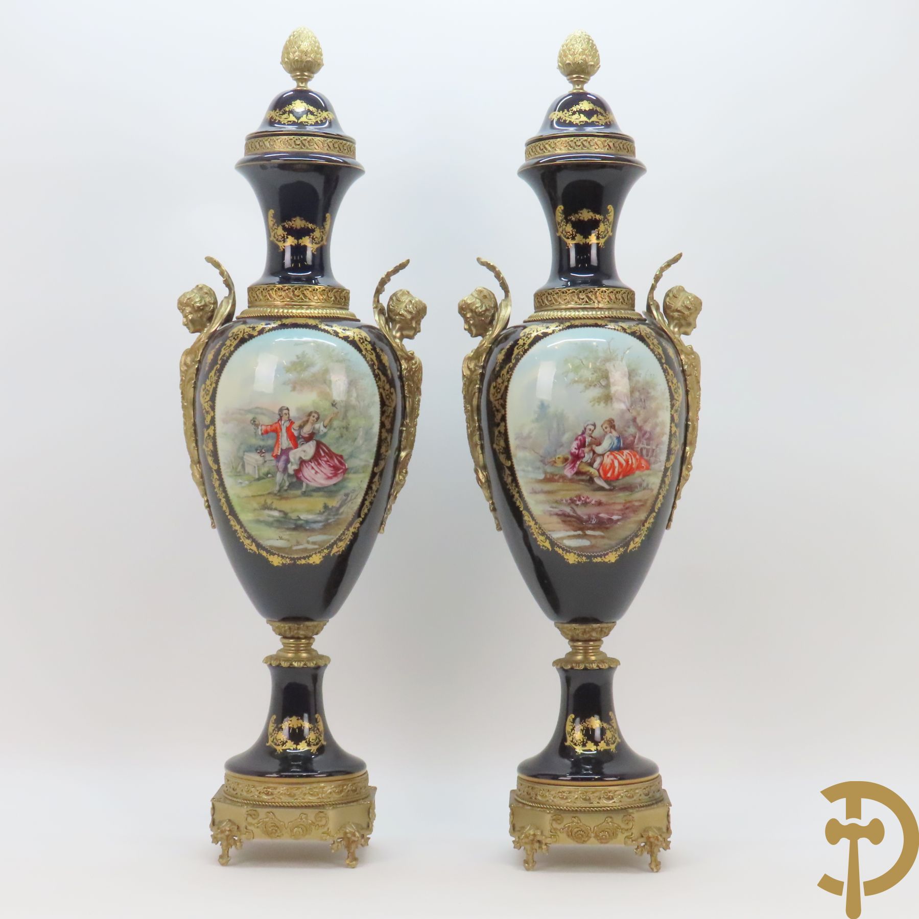 Paar Sèvres stijlvazen met geanimeerd romantisch decor, zijdelings bezet met bronzen medusahoofden, Rouly getekend