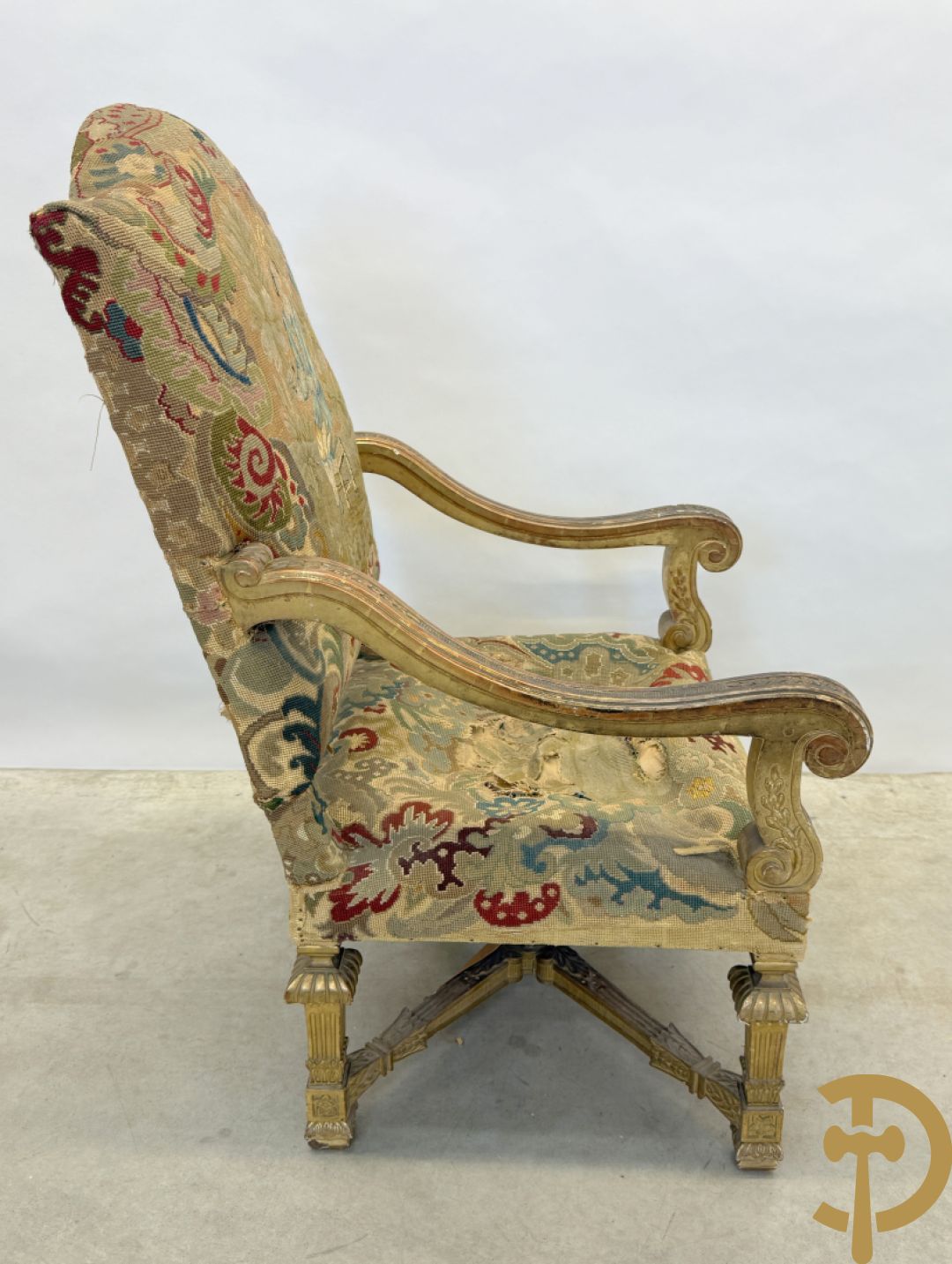 Vier vergulde Louis XIV kasteelarmzetels met geanimeerde scènes in petit points, 19e