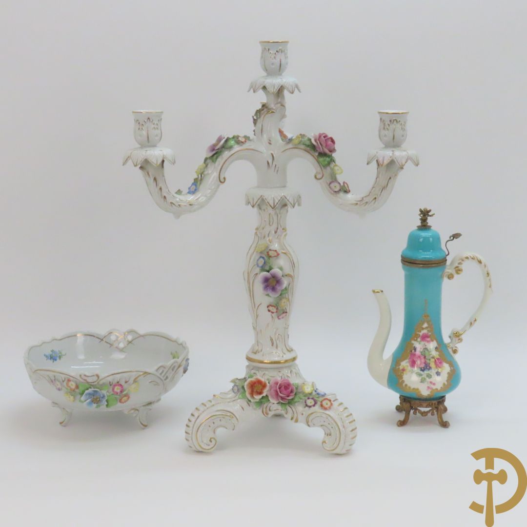 Driearmige porseleinen kandelaar met bloemenmotieven, onderaan gemerkt Plaue + porseleinen coupe Plaue + Limoges schenkkan met bloemendecor