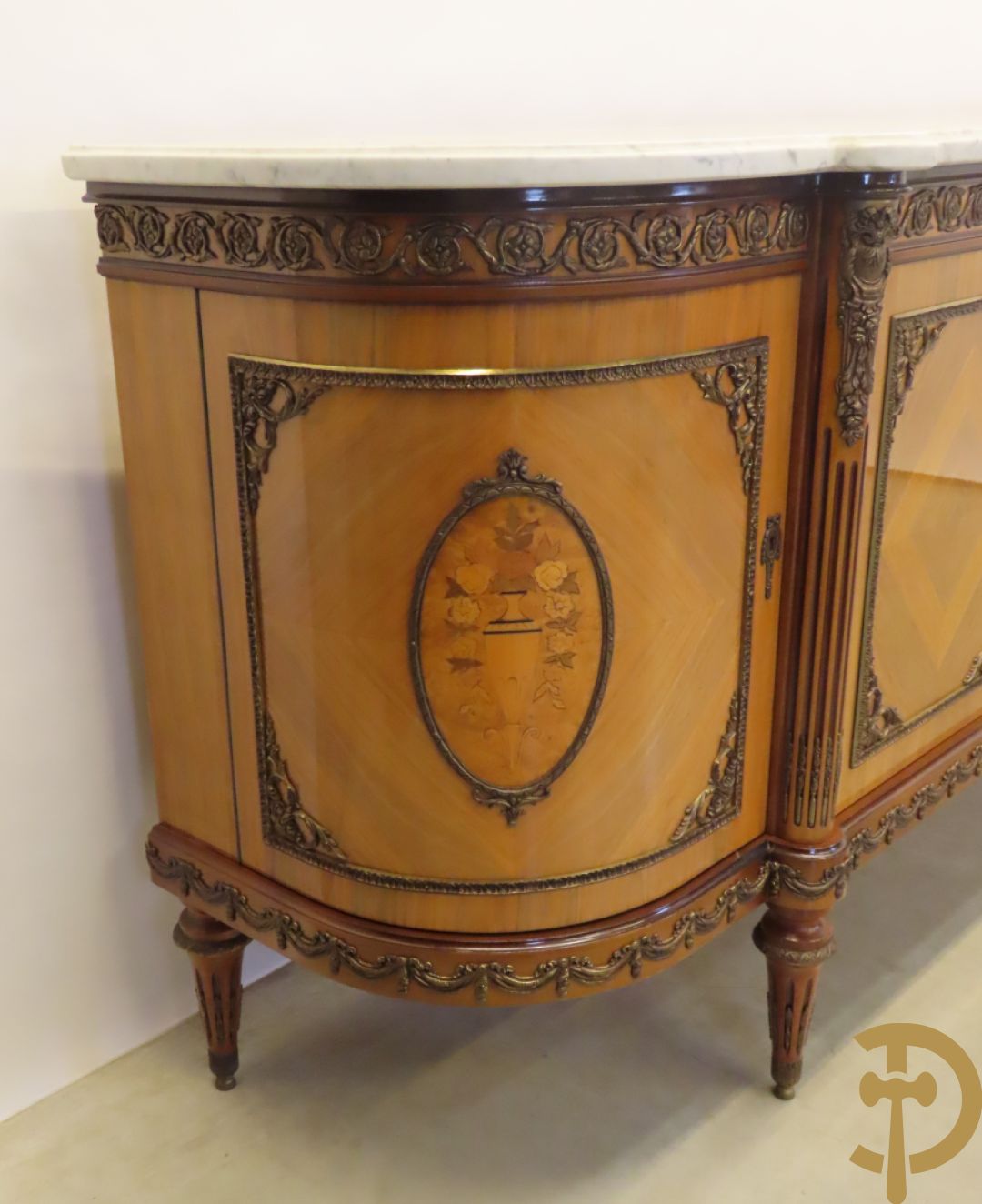 Notelaren eetkamer Louis XVI stijl bestaande uit vijfdeursdressoir met bloemenmarquetterie, bronsbeslag en wit marmeren blad, ovale uittrekbare tafel, 6 stoelen met leder bekleed en gegalbeerde vitrine met geslepen ruitjes