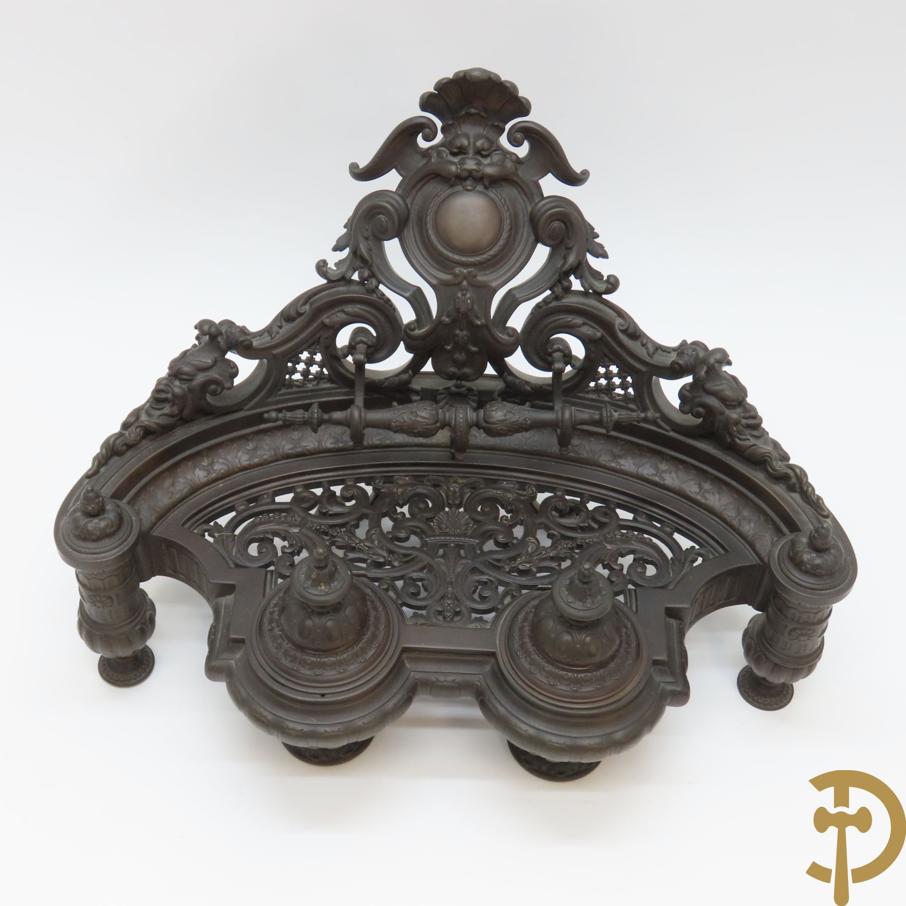 Bronzen Neo Renaissance inktstel met rocailles en bladmotieven