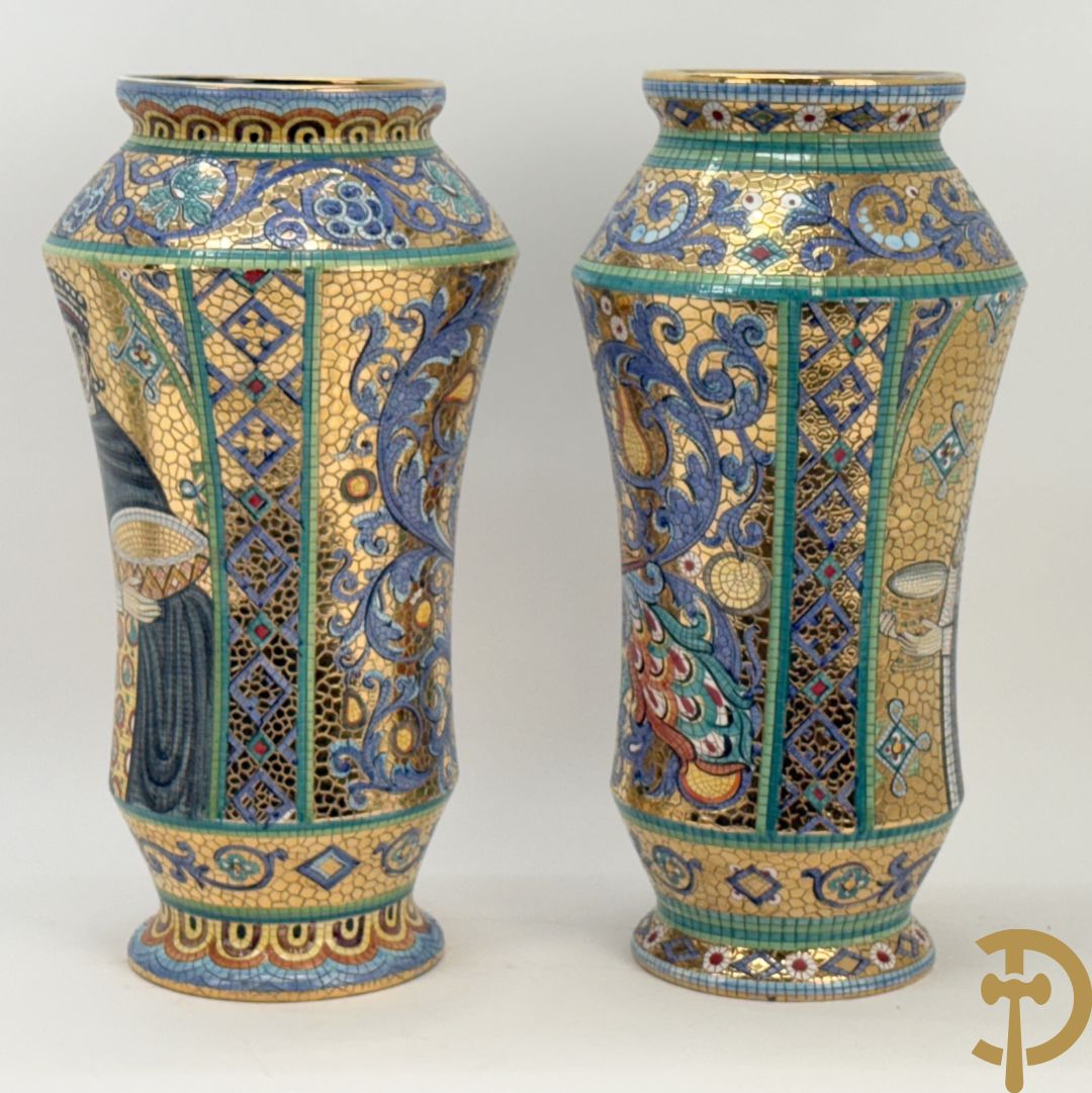 Twee Italiaanse vazen met verguld decor van personages en bloemenranken, Maioliche Deruta Italy 10005/45 en 10005/47