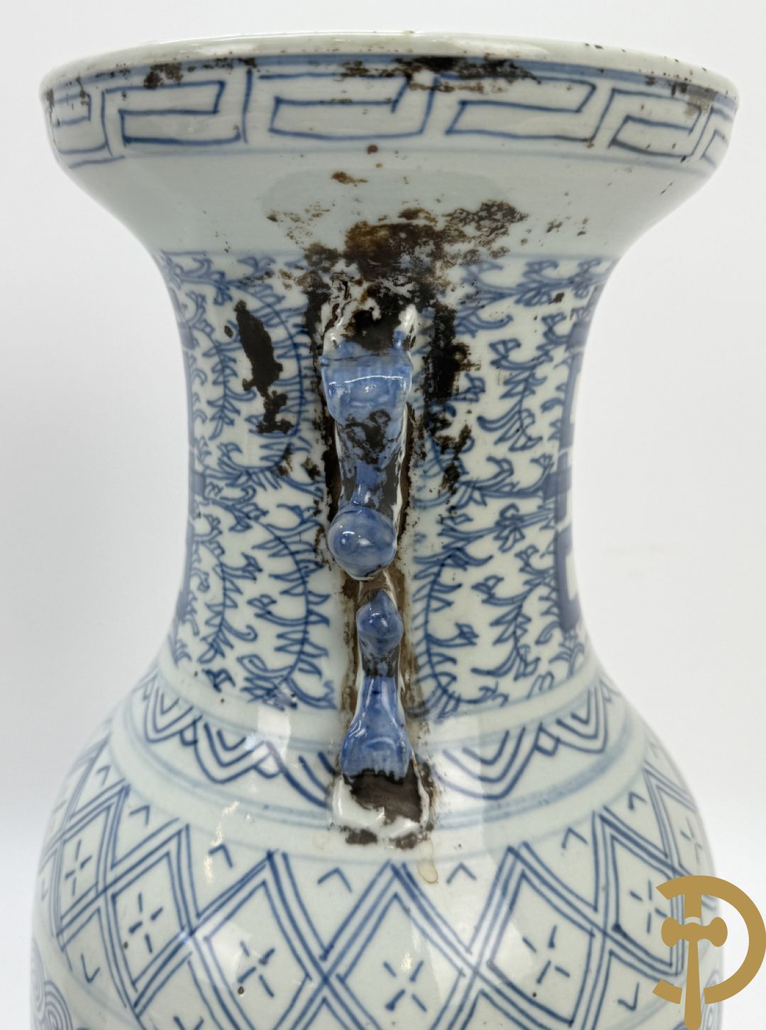 Paar blauw/witte Chinese porseleinen vazen met tekens en accanthusranken, 19e