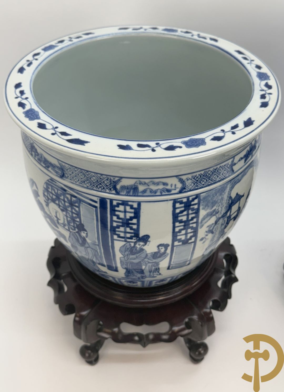 Twee blauw/witte cachepots met geanimeerd landschapsdecor op houten sokkels