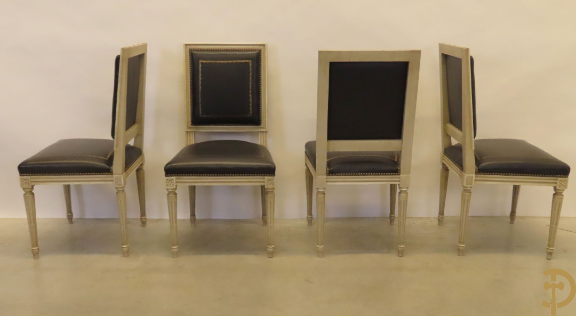 Notelaren eetkamer Louis XVI stijl bestaande uit vijfdeursdressoir met bloemenmarquetterie, bronsbeslag en wit marmeren blad, ovale uittrekbare tafel, 6 stoelen met leder bekleed en gegalbeerde vitrine met geslepen ruitjes