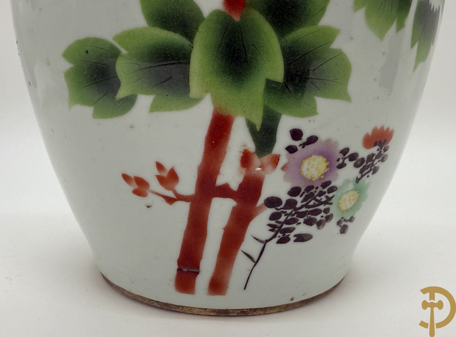 Chinese porseleinen vaas met decor van takken en vogels + Chinese porseleinen vaas met bloemendecor