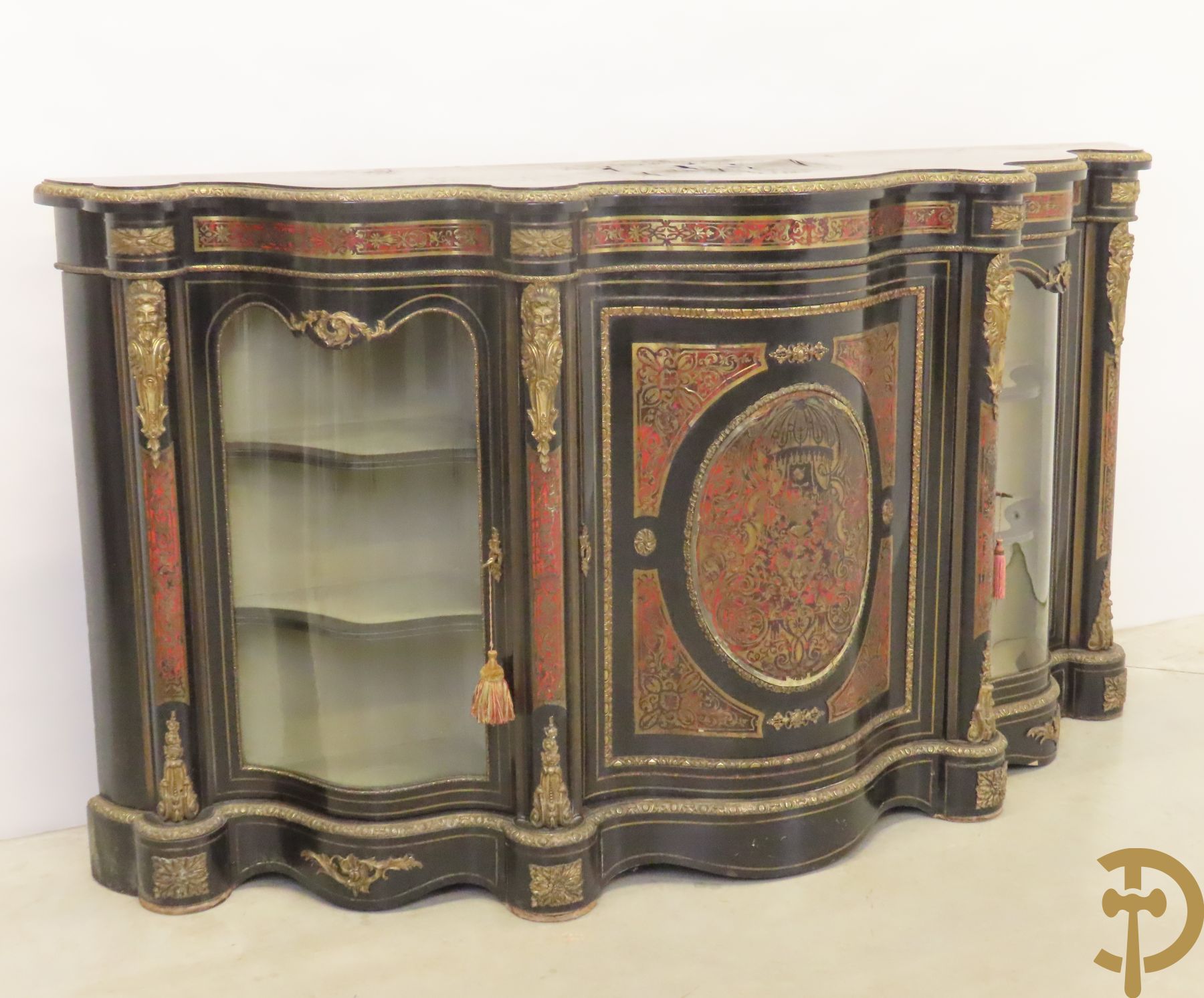 Groot Napoleon III dressoir met centrale deur bezet met medaillon in Boulletechniek - zijdelings met deuren in vitrineglas - bezet met bronzen ornamenten