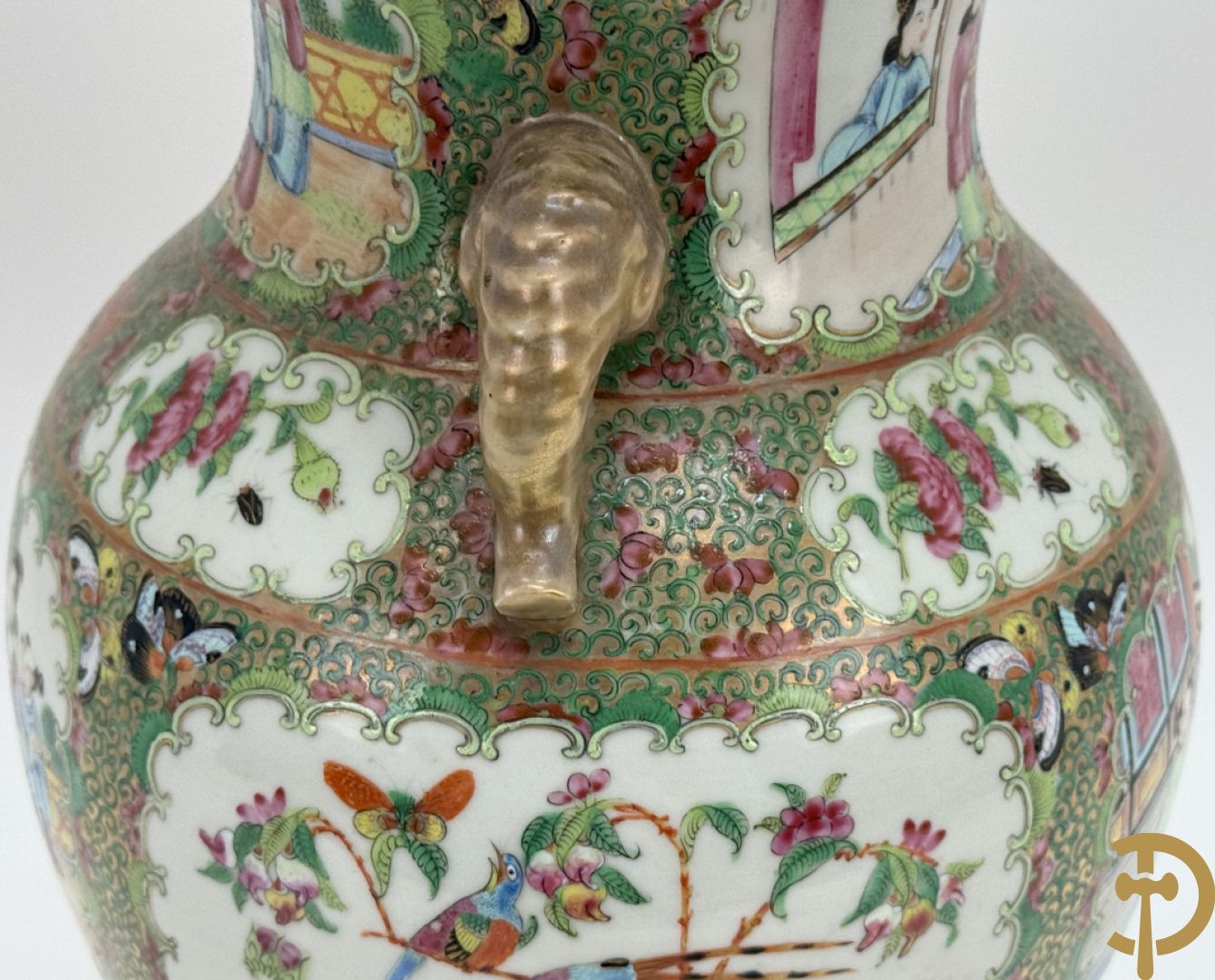 Chinese porseleinen Kantonvaas met geanimeerde taferelen, bloemen, vogel en vlinderdecor