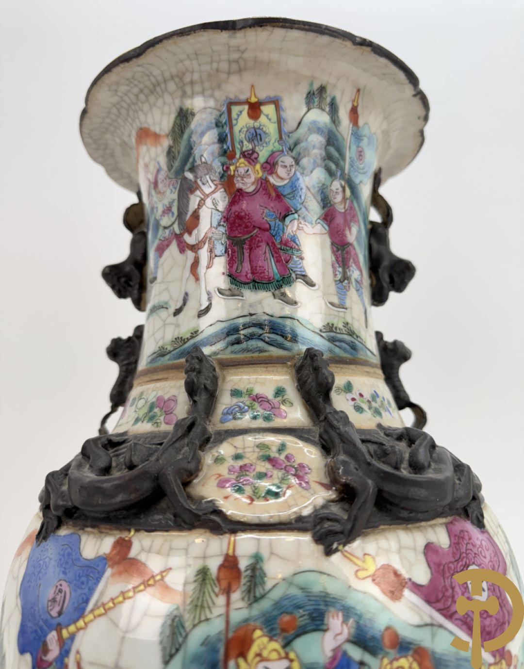 Paar Nankin vazen met dansende figuren en krijgertaferelen op houten sokkels