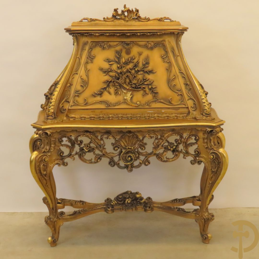 Uitzonderlijke vergulde bar met accanthusranken en bloemenmotieven op voluutvormige poten