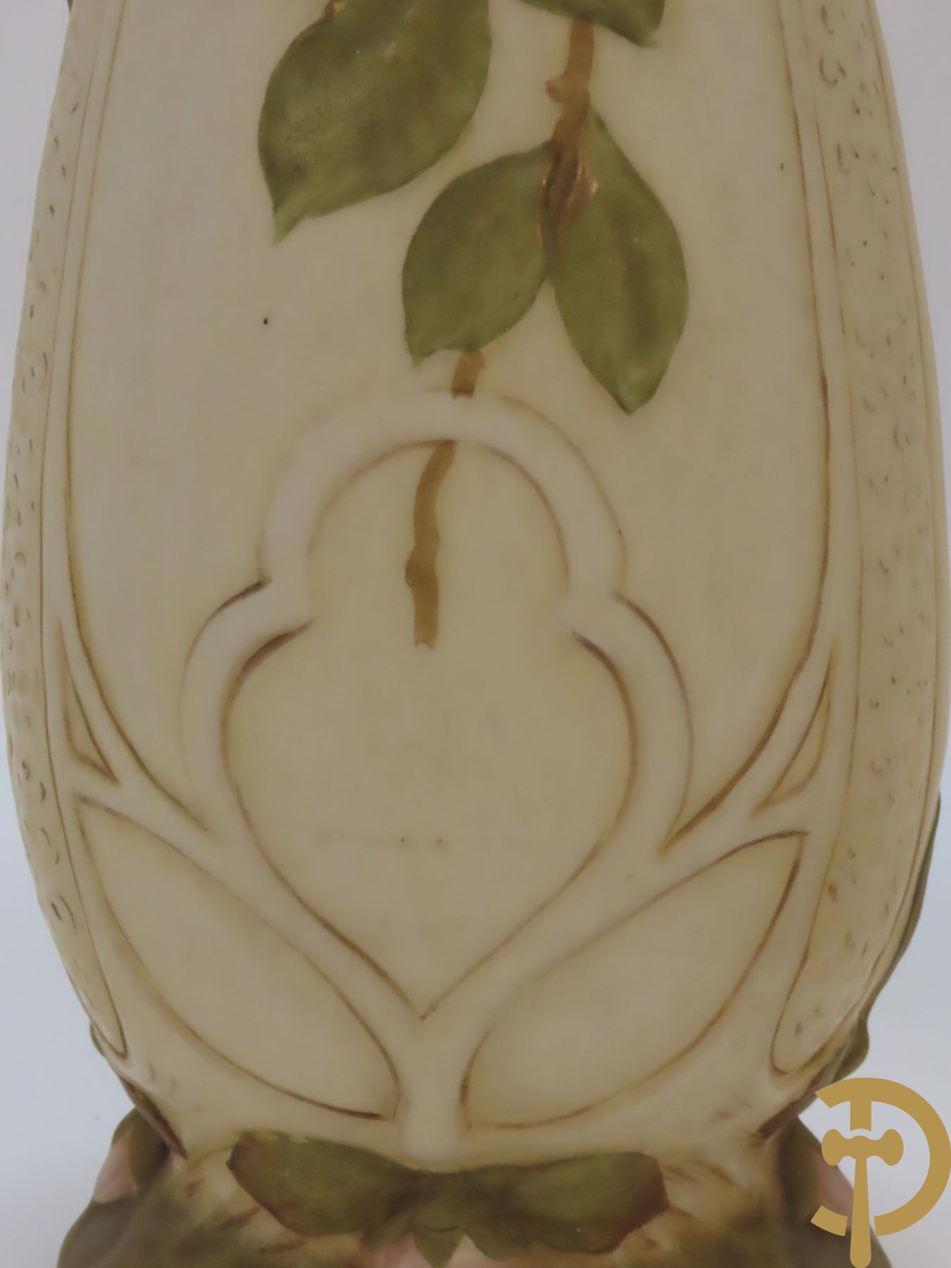 Paar Royal Dux vazen, Art Nouveau stijl, met bloemen bezet, Nummer 5505