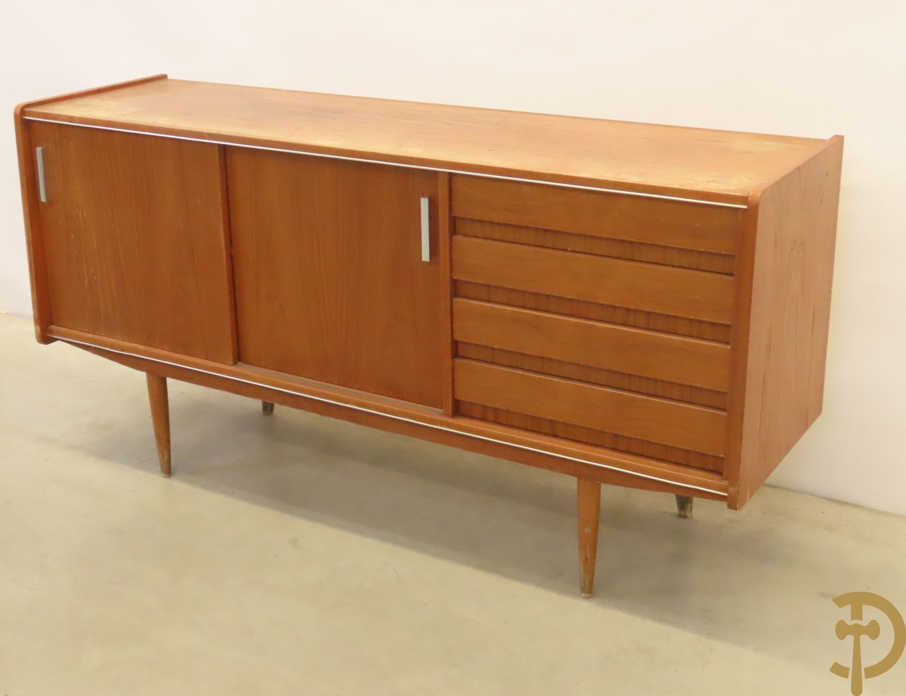 Vintage side board met 4 lades rechts en paar schuifdeuren links