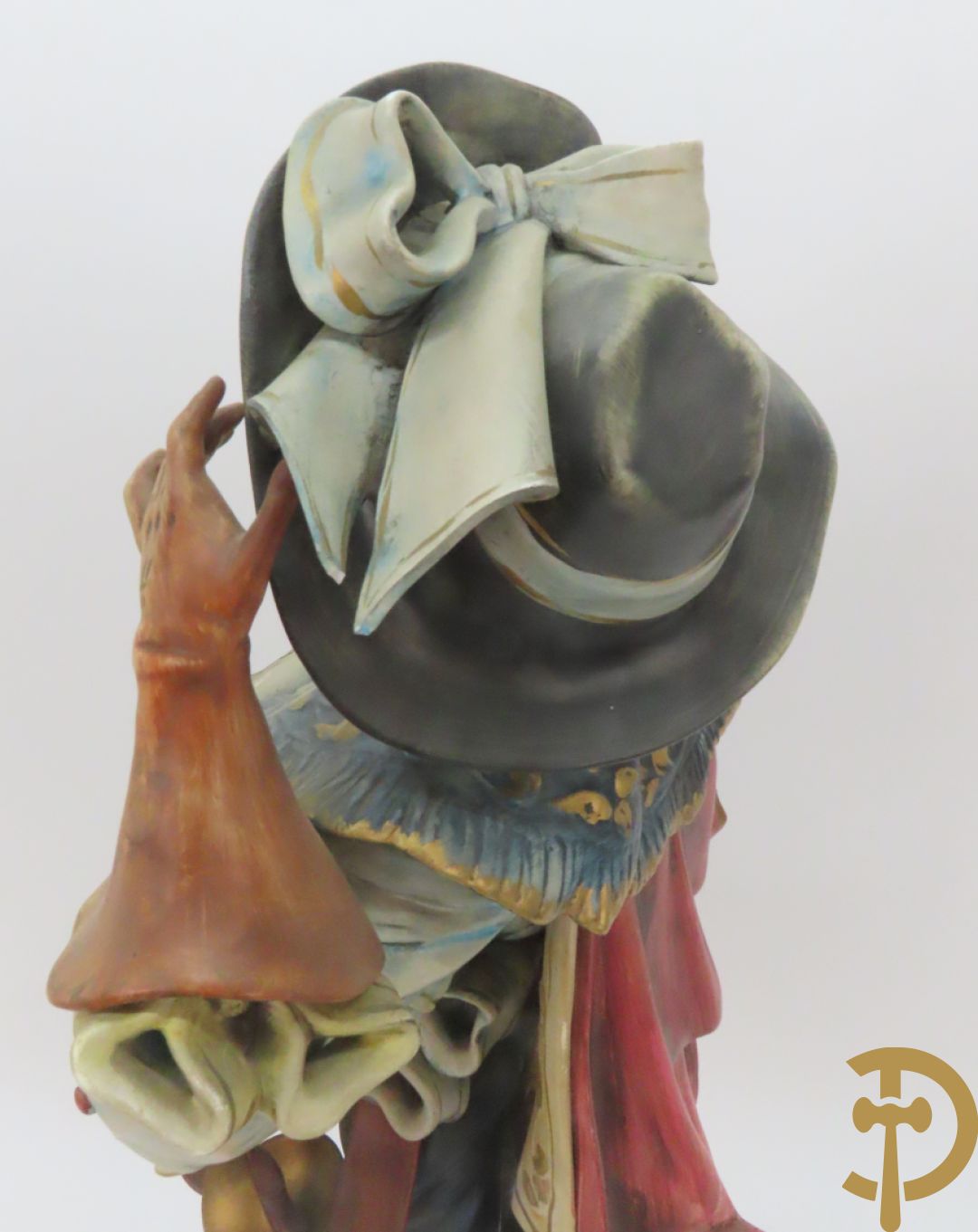 Twee Italiaanse beelden in meerkleurige faience, Cirano de Bergerac