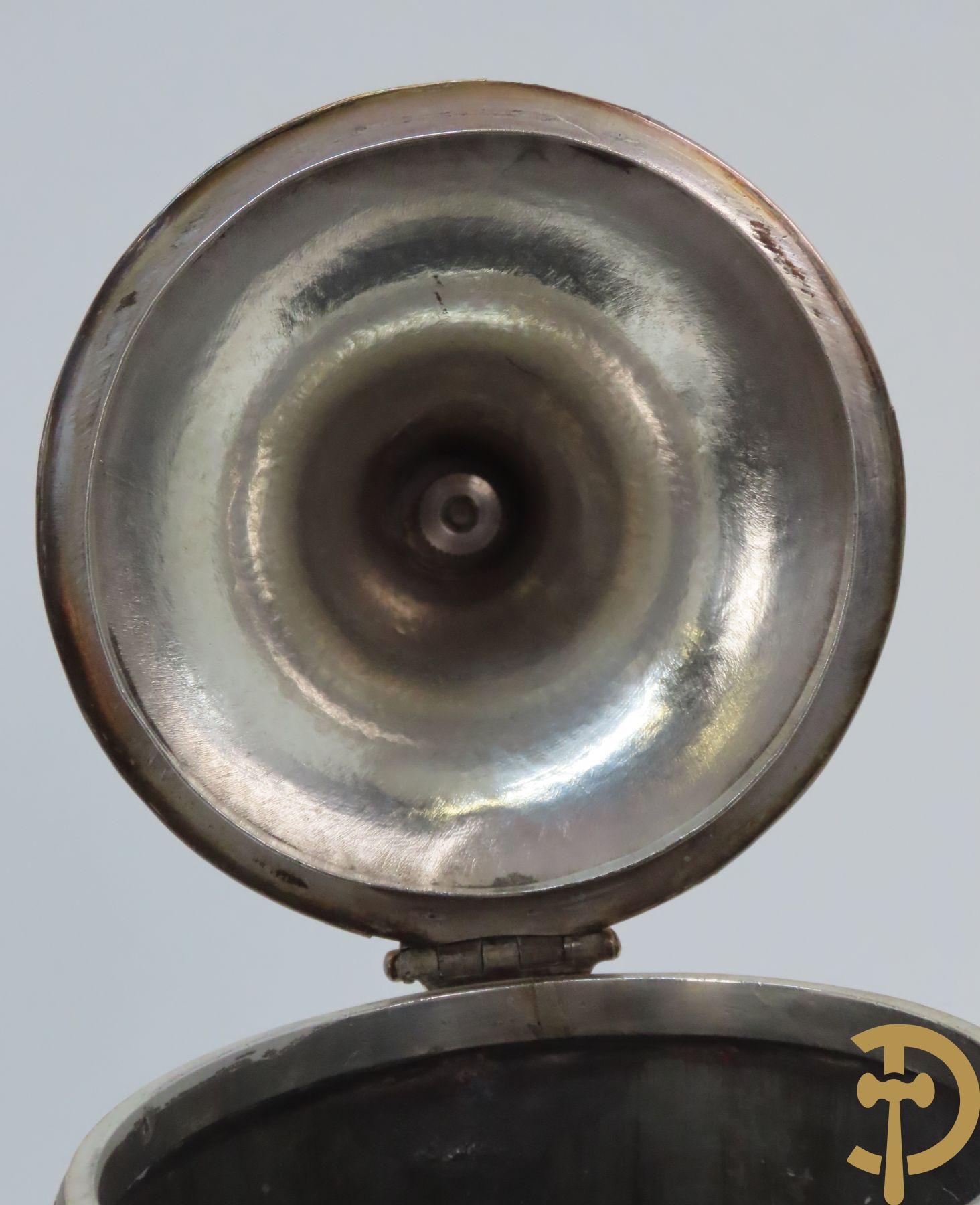 Verzilverd koffiestel MFD & Plated by Reed & Barton 2046 bestaande uit koffiekan, melkkan en suikerpot met ovale medaillons + verzilverde coupe met eekhoorn en rocaille + verzilverde coupe met glas + Verzilverde schenkkan met houten handvat