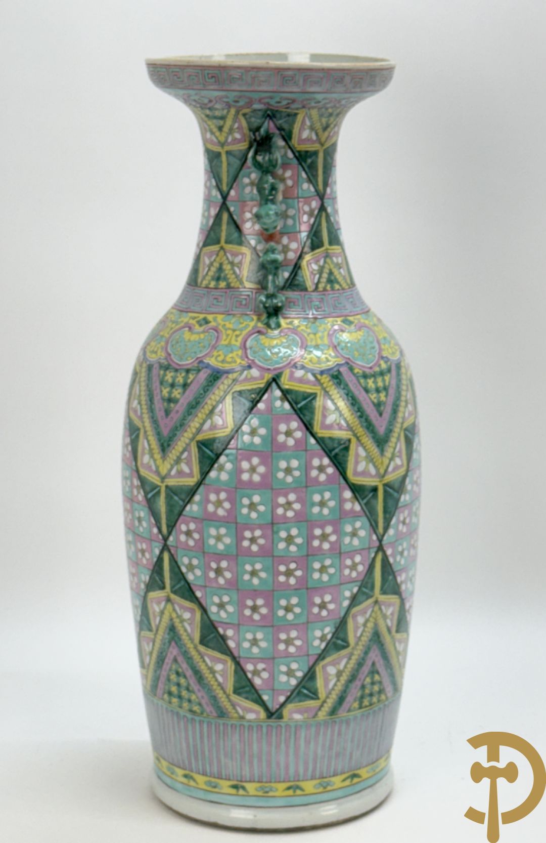 Chinese porseleinen vaas met ruitvormen en geometrische patronen, bovenaan met fo honden bezet