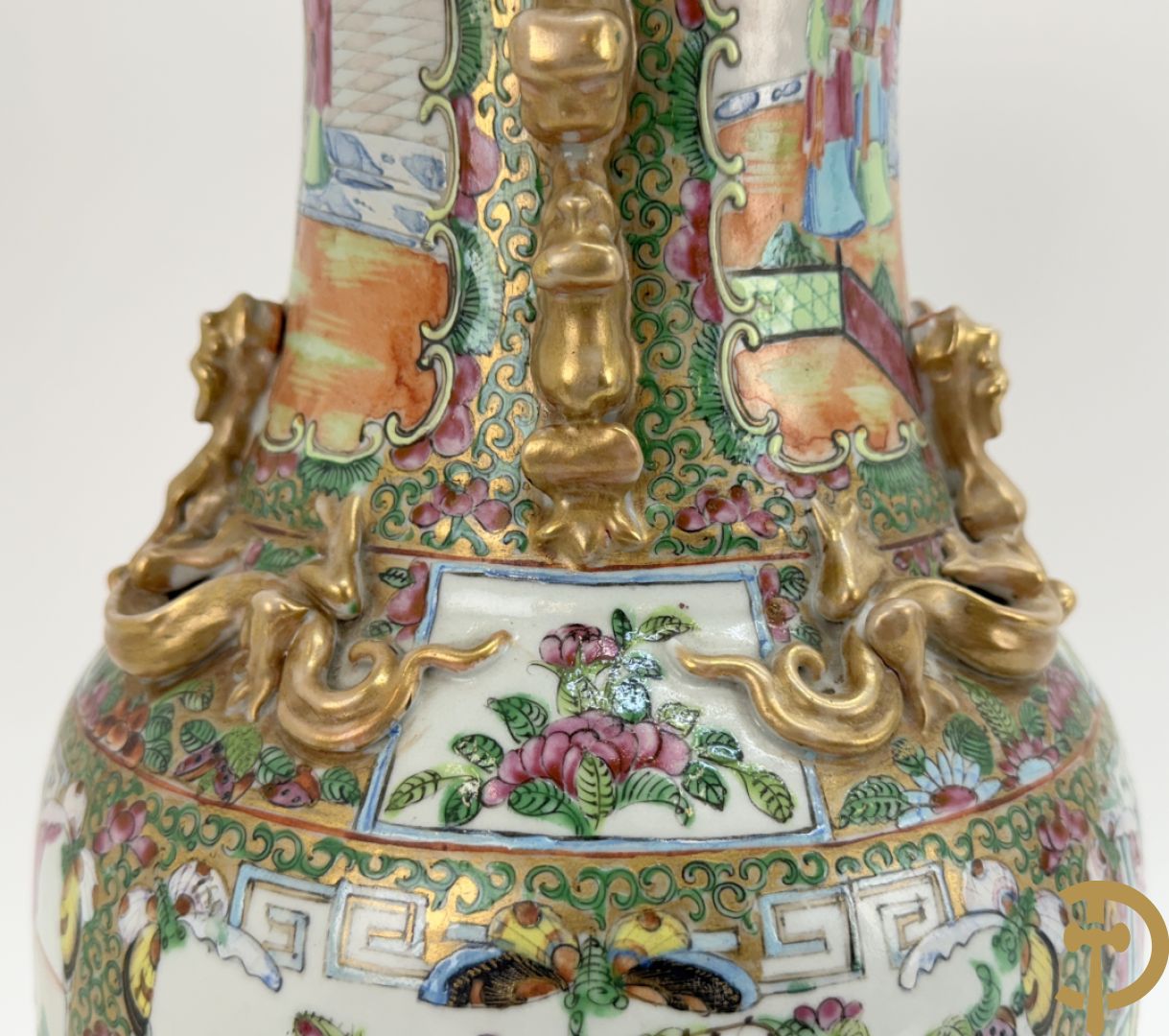 Chinese porseleinen Kanton vaas met geanimeerde taferelen en natuurdecor