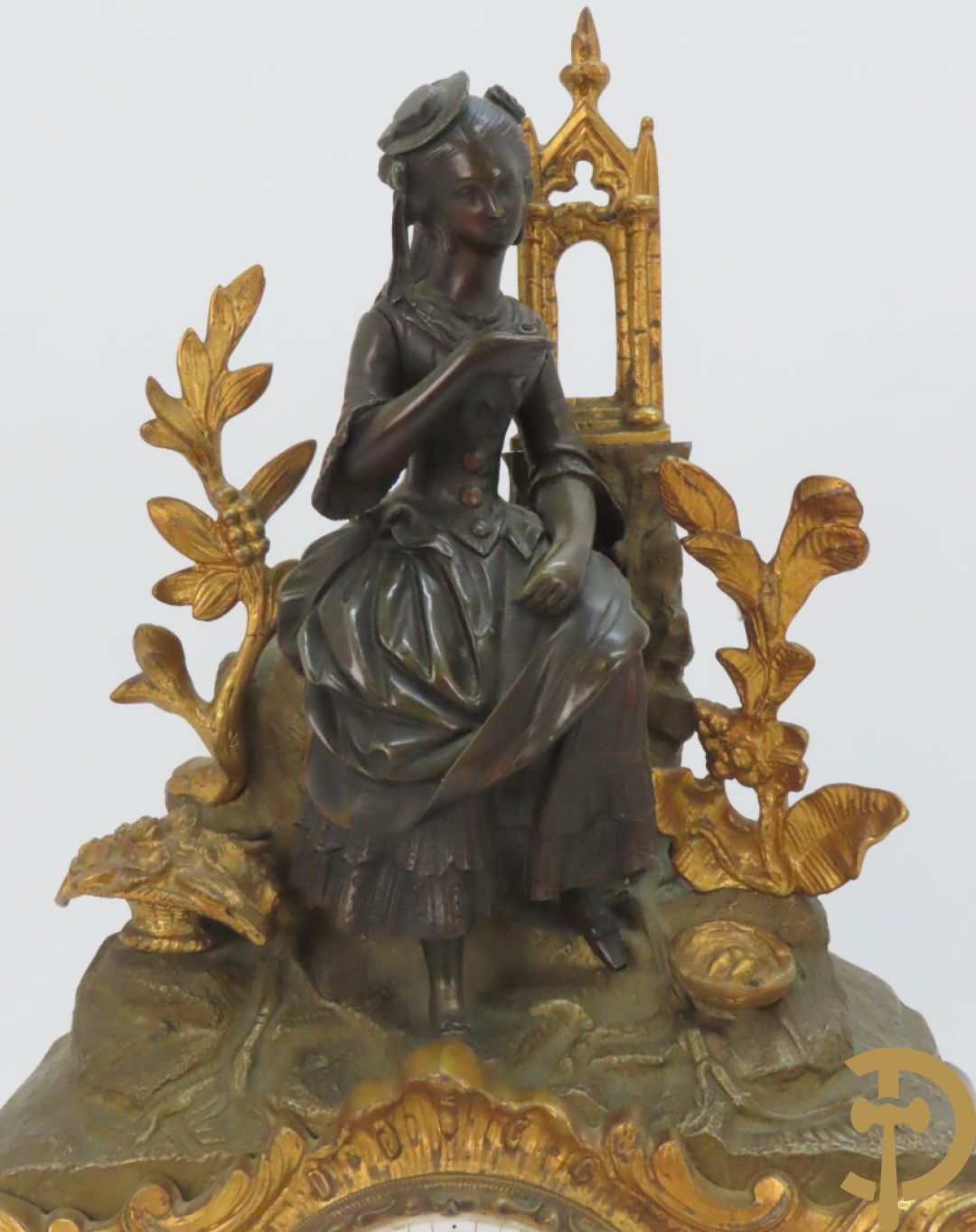 Bronzen pendule bezet met elegante dame en onderaan met basrelief en rocailles