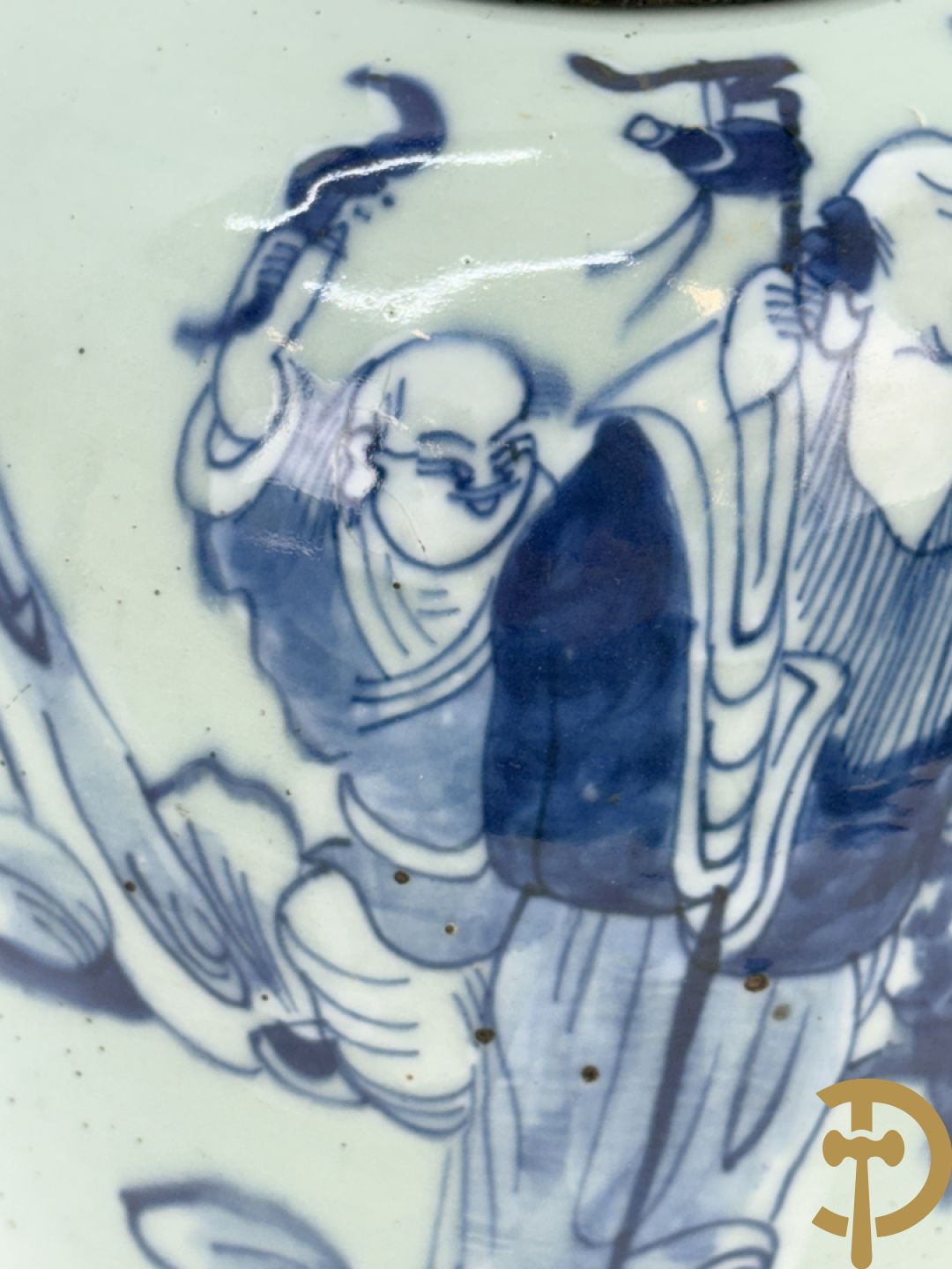 Chinese blauw/wit dekselpotiche met wijsgeer en dansende personages