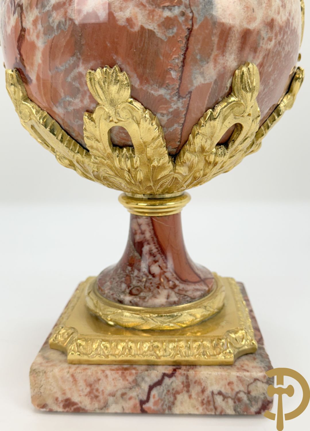 Paar marmeren cassolettes met zwanehalzen en guirlandes