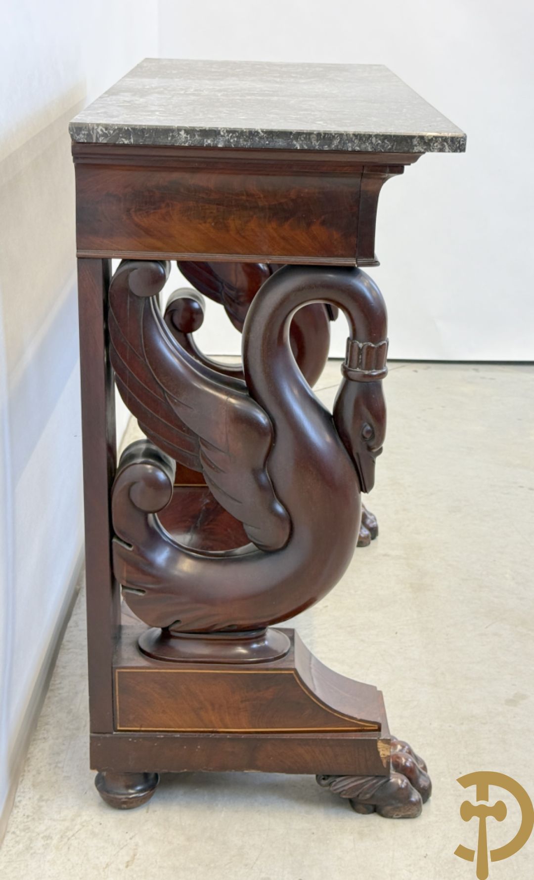 Mahoniehouten console met lade, voluutvormige zwanehalzen en marmeren blad