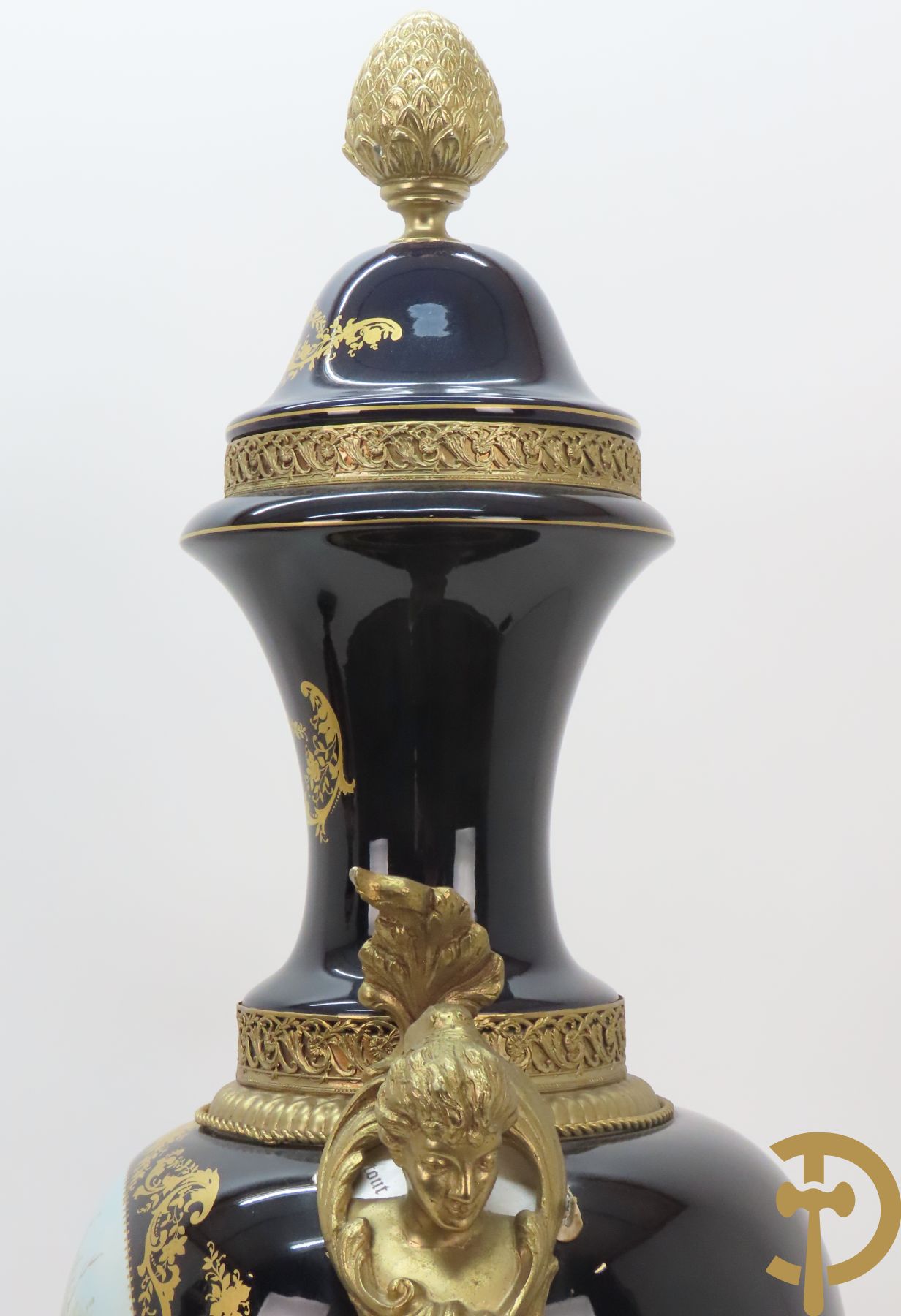 Paar Sèvres stijlvazen met geanimeerd romantisch decor, zijdelings bezet met bronzen medusahoofden, Rouly getekend