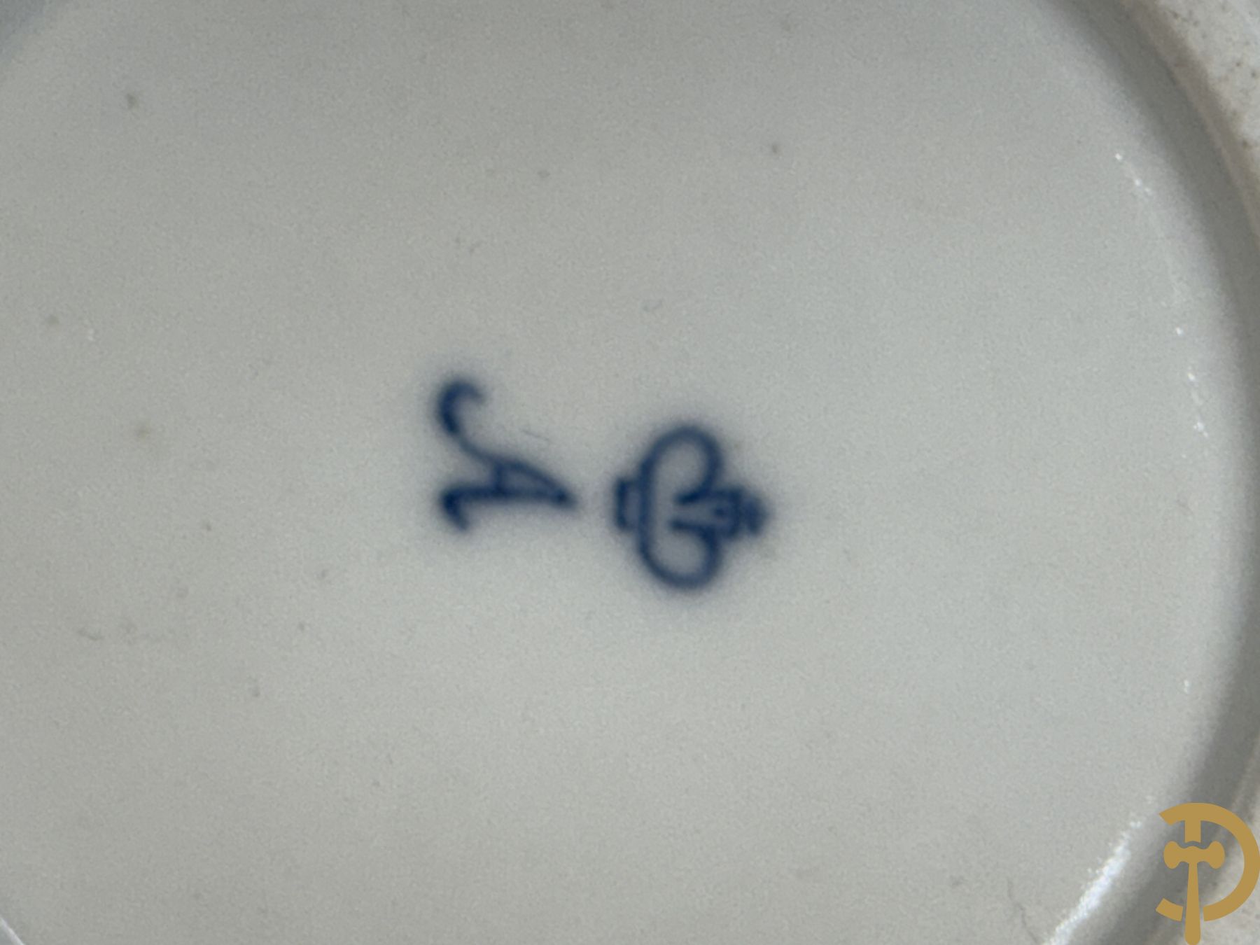 Porseleinen kopje met schoteltje met zeer fijn handbeschilderd geanimeerd landschapsdecor omgeven door bloemen, onderaan gemerkt Sint Petersburg (Alex I 1801-1825)