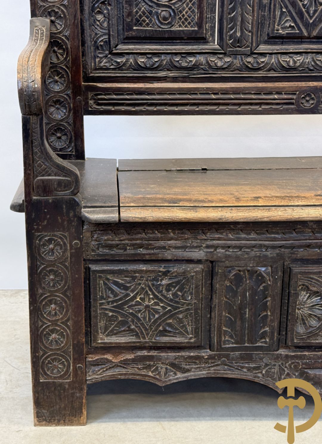 Massief eiken Engelse hall bank met gesculpteerde motieven