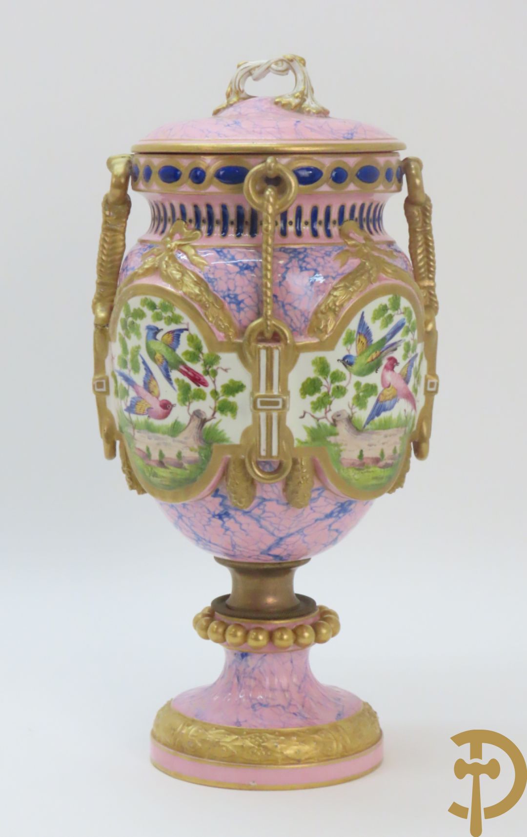 Franse porseleinen dekselpotiche bezet met decor van vogelmotieven en Louis XVI strikken, FB gemerkt