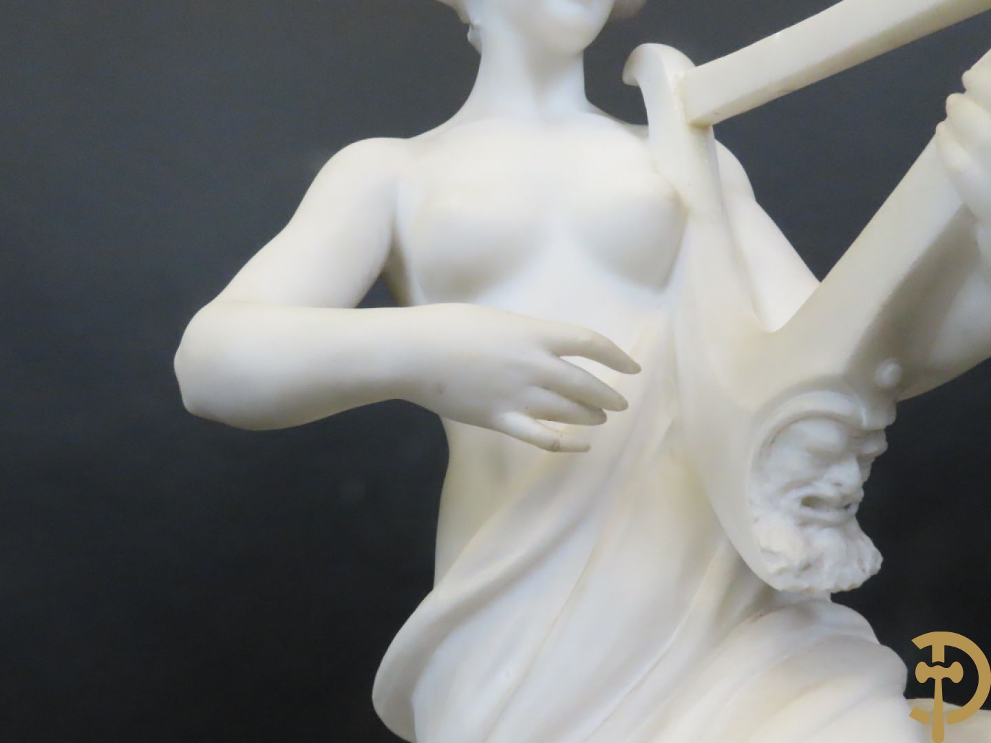 Prof. Fagioli Firenze getekend : Witte marmersculptuur van zittende dame met ontblote boezem met muziekinstrument