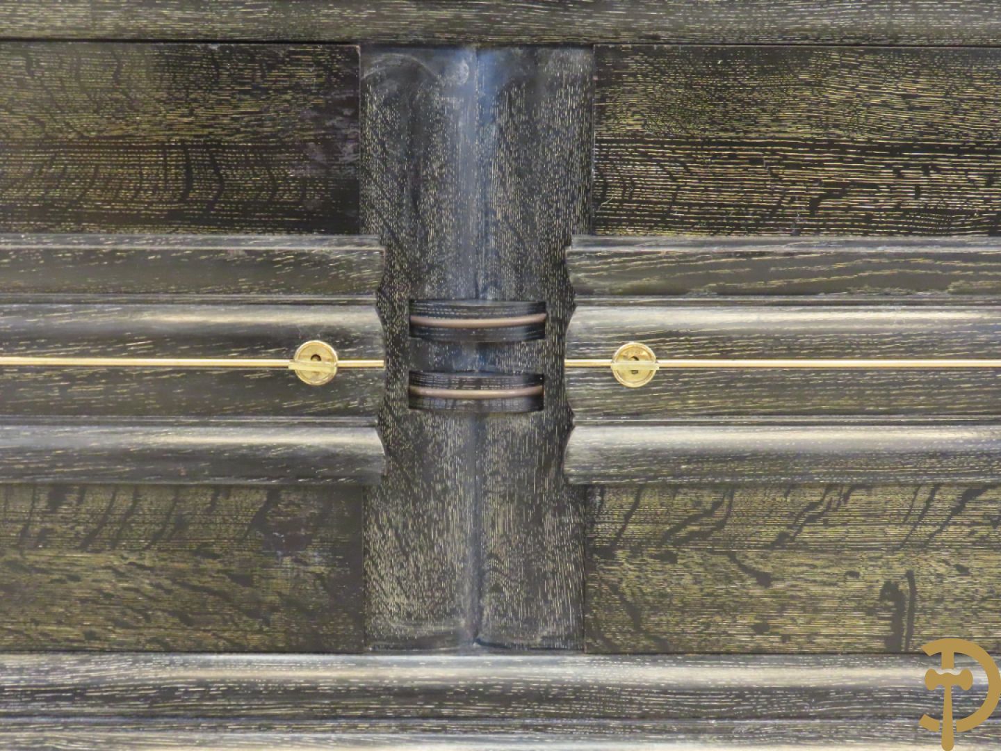 Art deco dressoir met 2 deuren en koperen baguette op sokkel