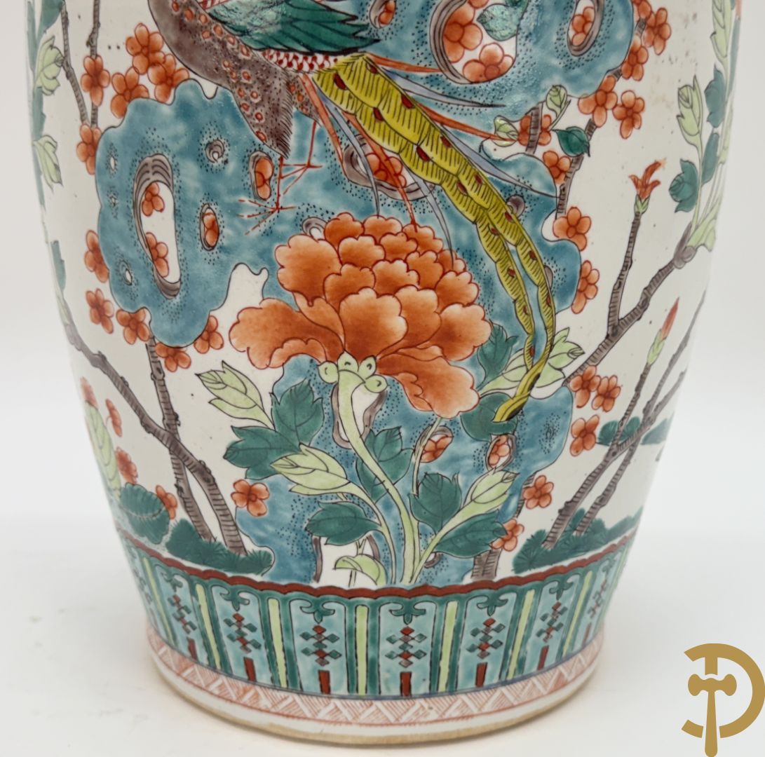 Chinese porseleinen vaas met bloemen en vogelmotieven