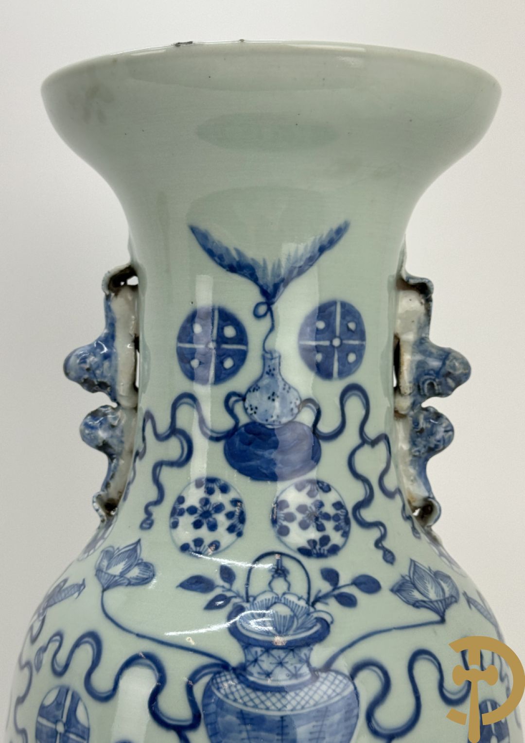 Chinese porseleinen celadon vaas met antiquiteitendecor