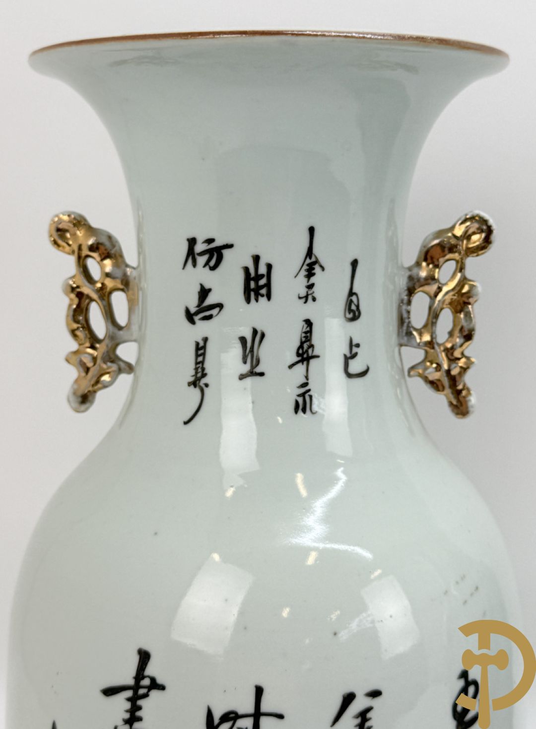 Paar Chinese porseleinen vazen met geisha decor en dames in landschap