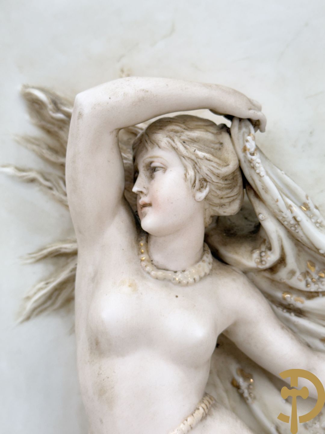 Paar ovale porseleinen plakkettes met elegante dame in bloemenveld