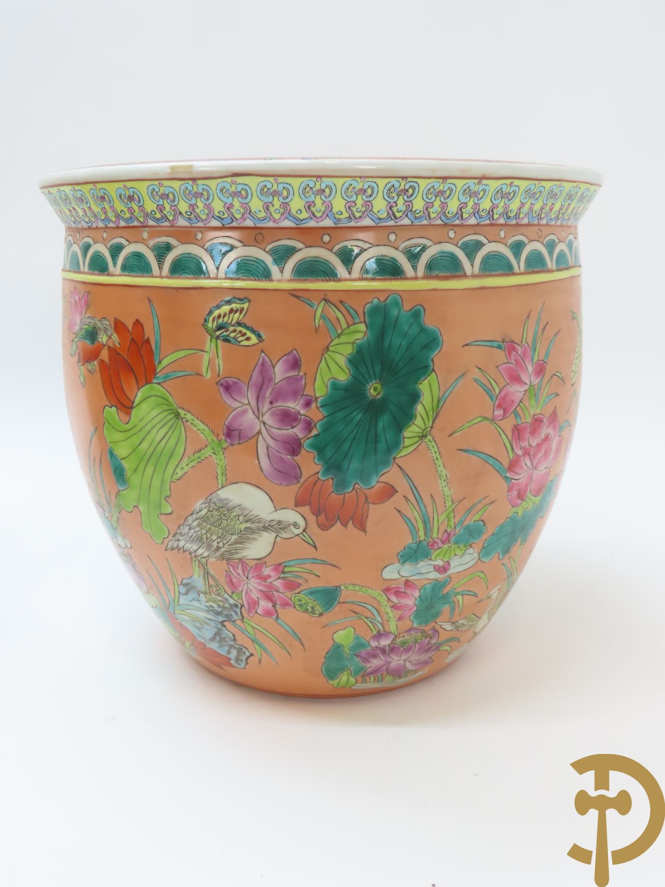 Paar Chinese porseleinen cachepots met bloemendecor en binnenin met visdecor