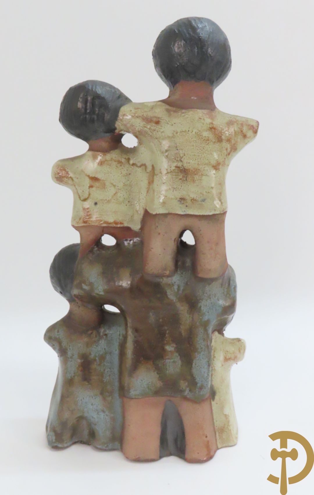 Zes vintage keramiek sculpturen w.o. zeemeermin van Amphora, keramieken vis, plakkette van doedelzakspeler, groepje met 5 kindjes, bord RP gemerkt en basrelief met vissen Vermeire P.