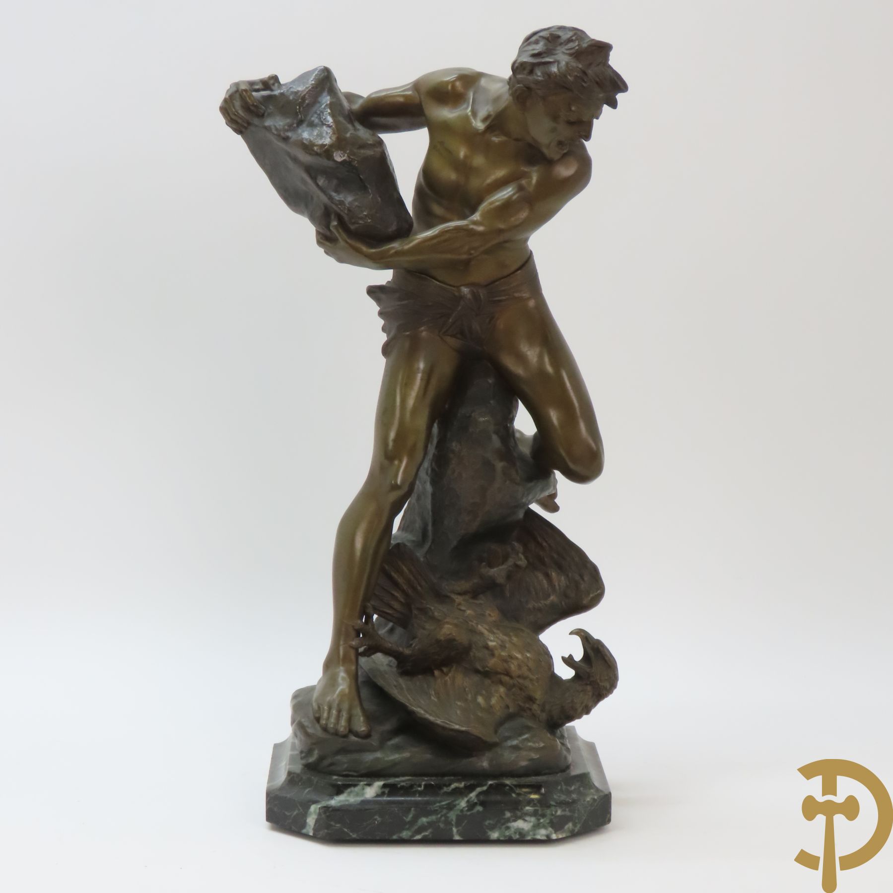 DROUOT E. get. 'Man met arend' bronzen beeld op zwart marmeren sokkel