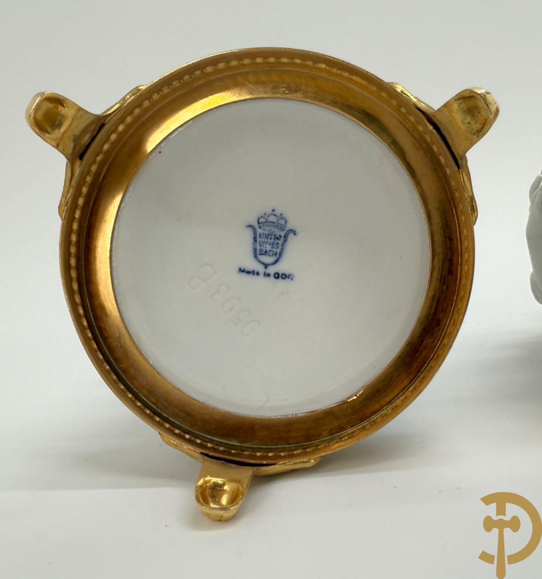 Zeven witte biscuits met voorstelligen van spelende kinderen en engelen op vergulde koperen sokkel, gemerkt Unterweisbach