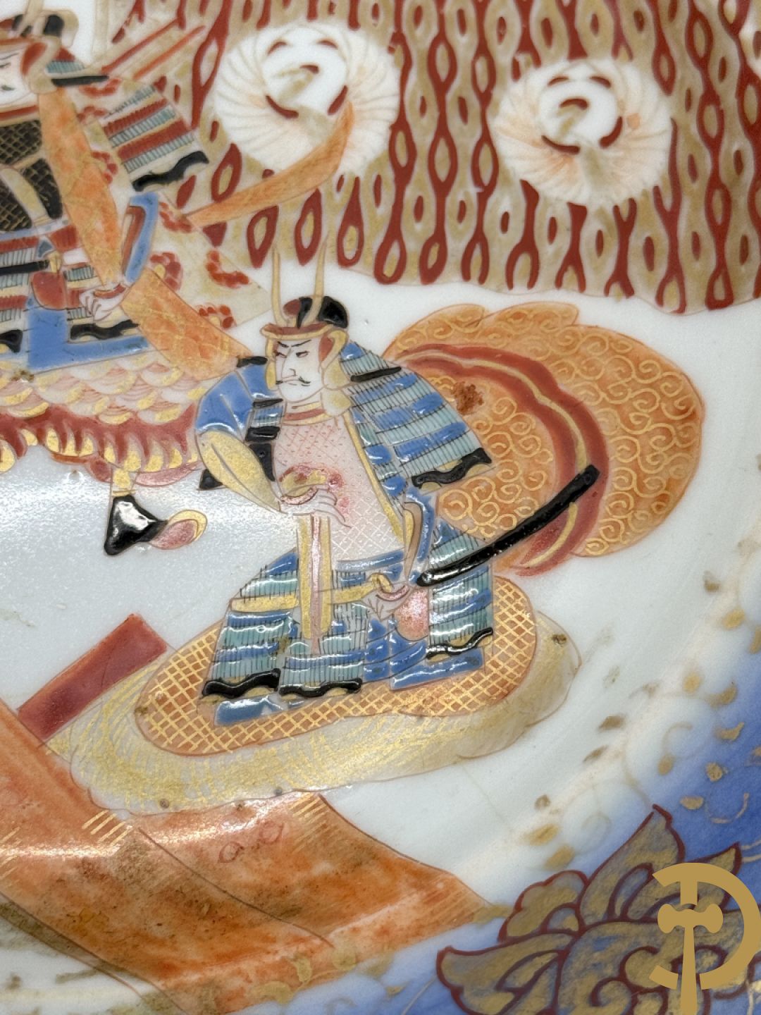 Paar Japanse meerkleurige porseleinen schalen met krijgerdecor op voet