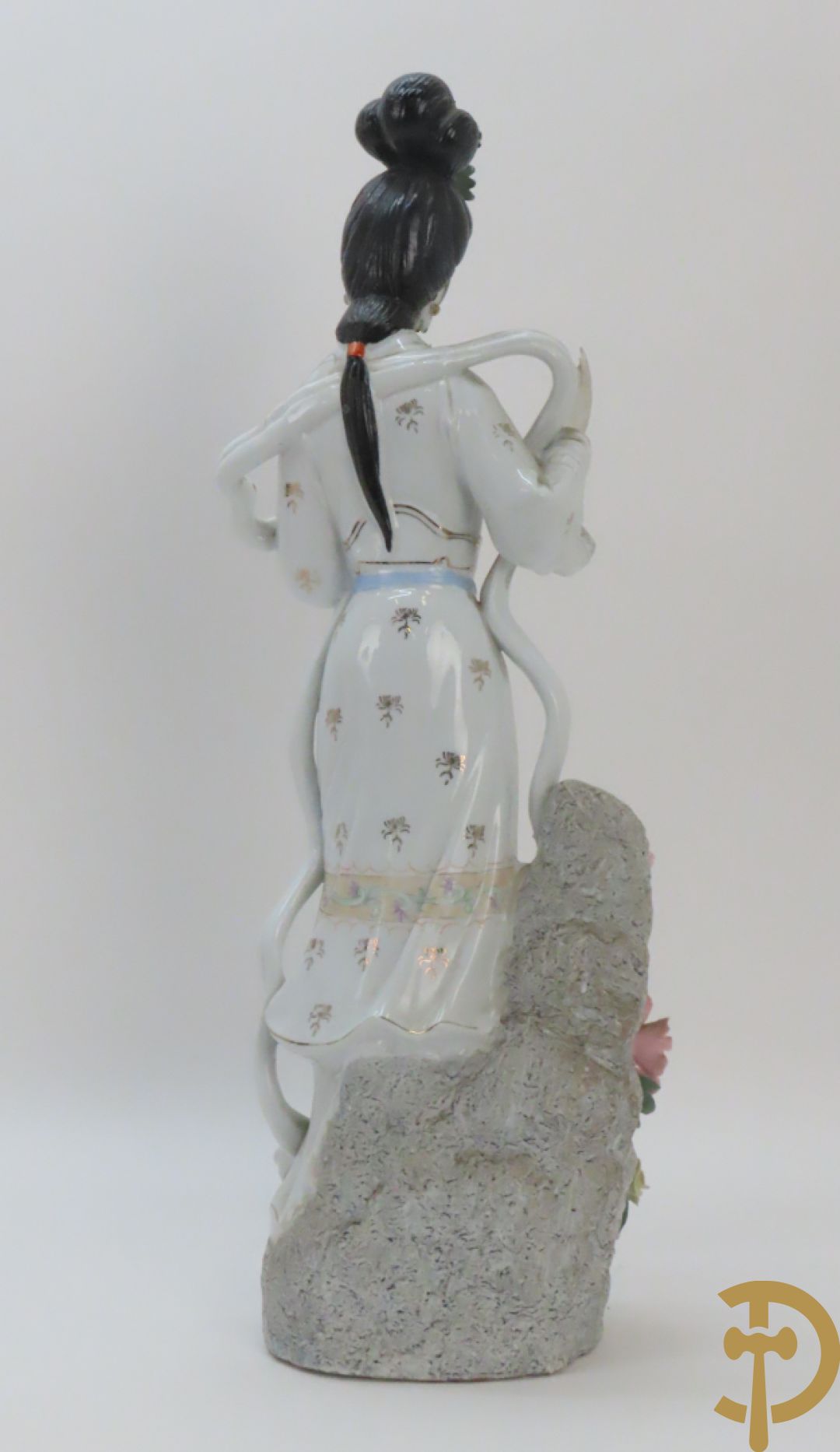 Chinese porseleinen geisha dame tussen de bloemen