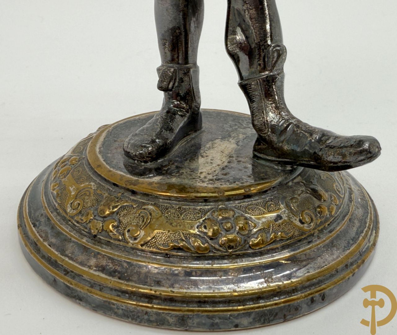 Ongetekend verzilverd metalen beeldje van circusdirecteur met afneembare hoed