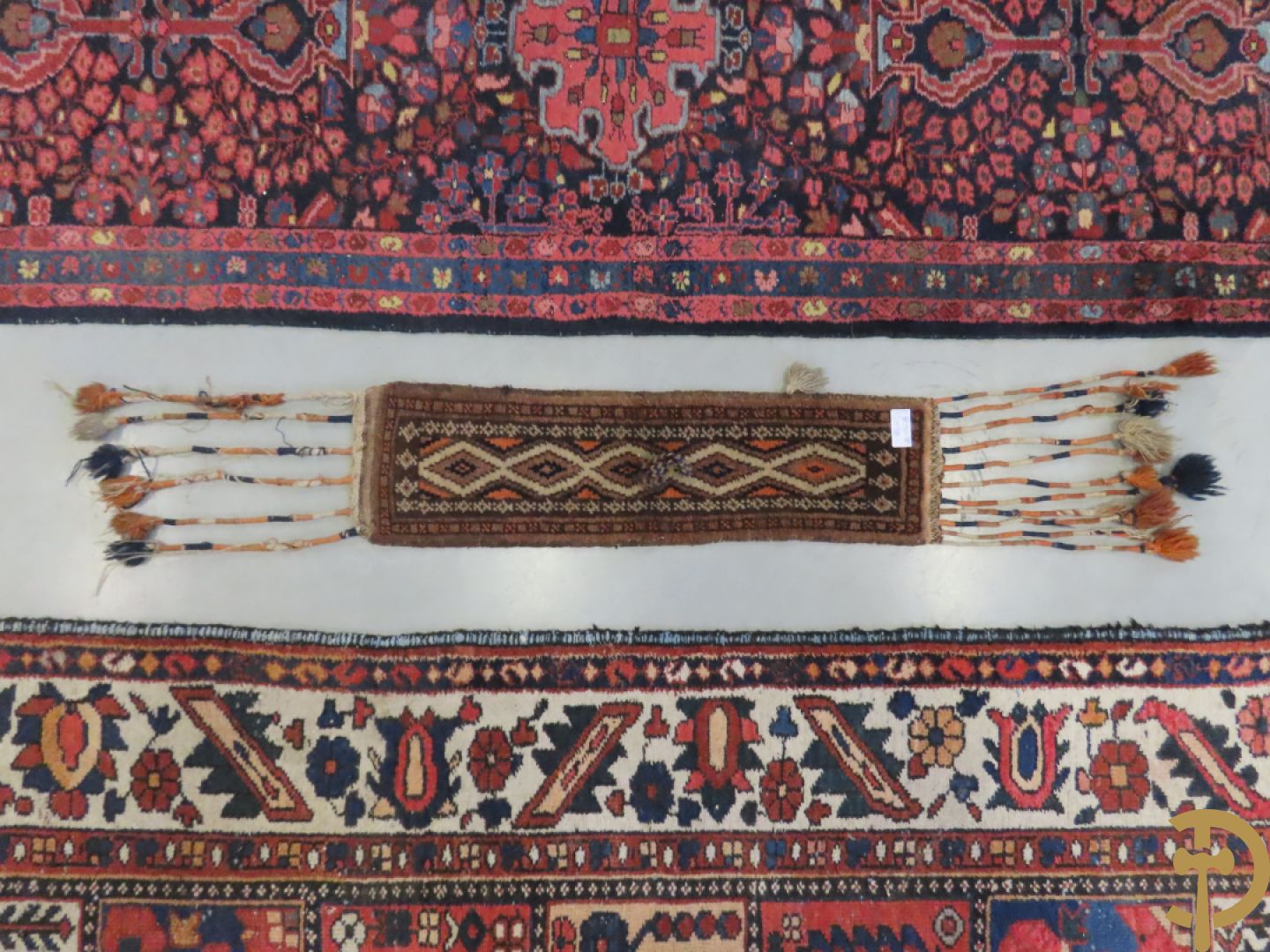 Oosters handgeknoopt tapijt met patronen + Oosterse handgeknoopte loper + kamelenmat