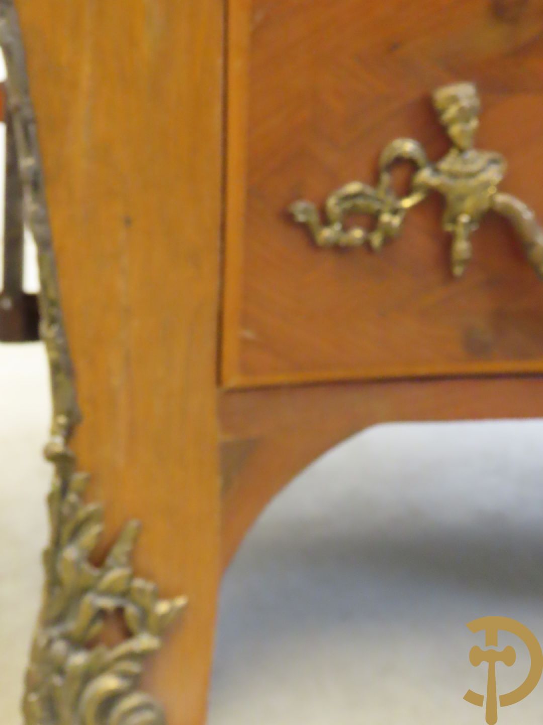 Notelaren gebombeerde drieladencommode met bronsbeslag en mazarinkoppen opzij - bovenaan met marmeren blad