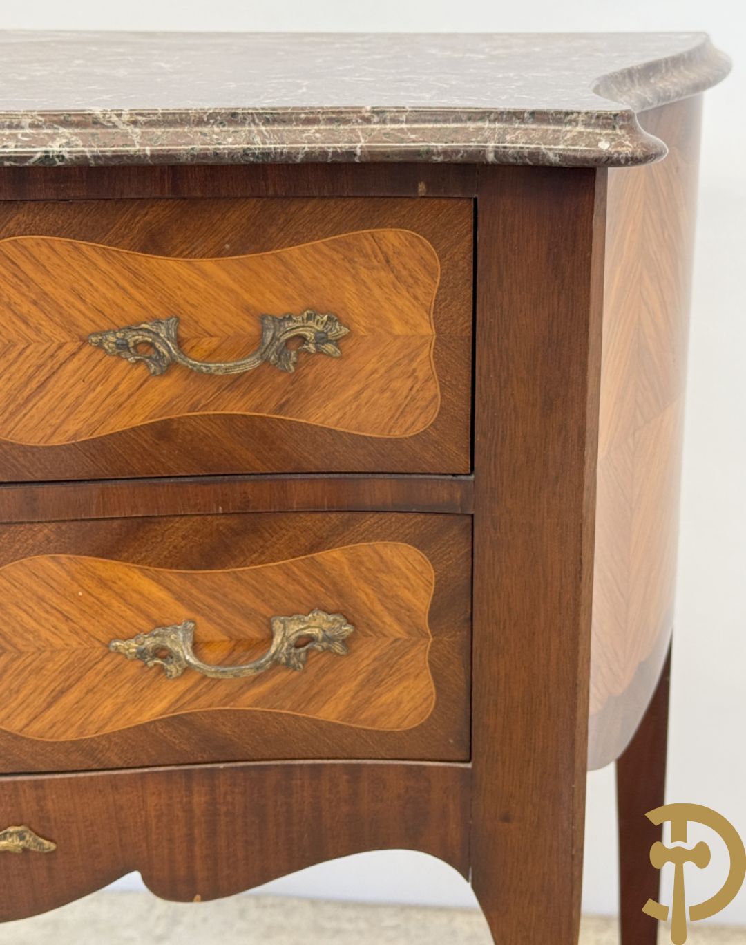 Notelaren tweeladencommode met bronsbeslag en grijs marmeren blad op voluutvormige poten