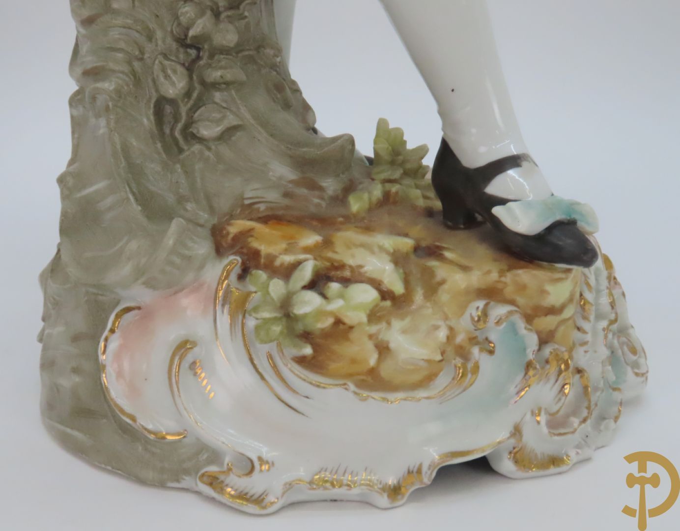 Paar meerkleurige porseleinen beelden van romantisch koppel , onderaan gemerkt