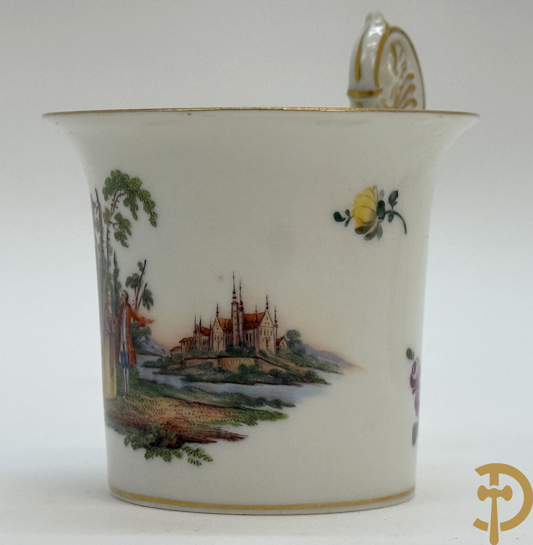 Porseleinen kopje met schoteltje met zeer fijn handbeschilderd geanimeerd landschapsdecor omgeven door bloemen, onderaan gemerkt Sint Petersburg (Alex I 1801-1825)