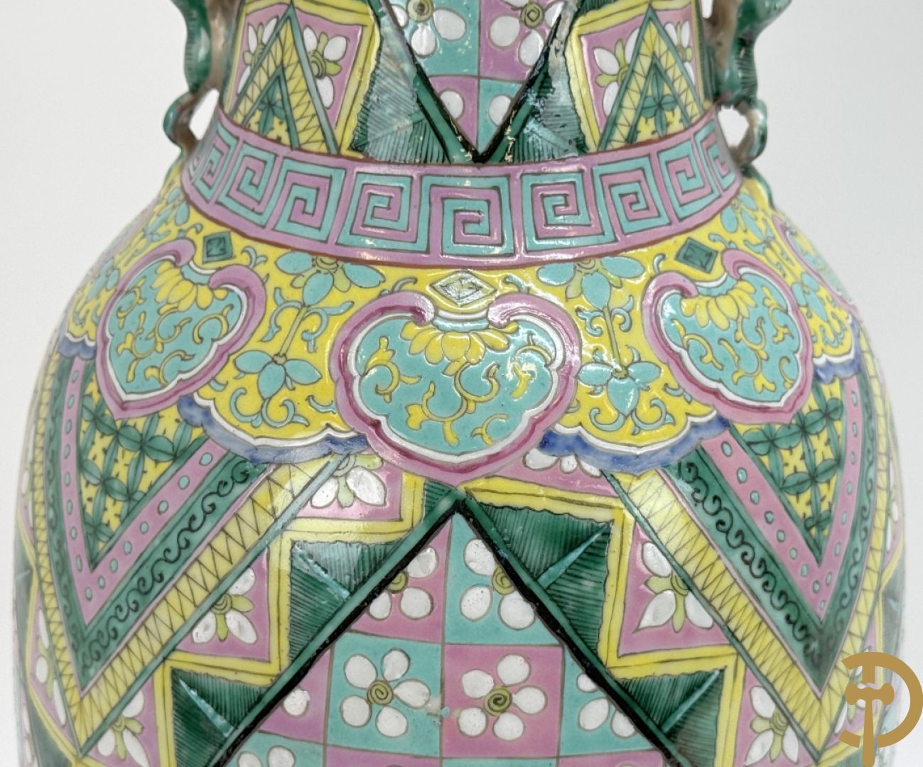 Chinese porseleinen vaas met ruitvormen en geometrische patronen, bovenaan met fo honden bezet