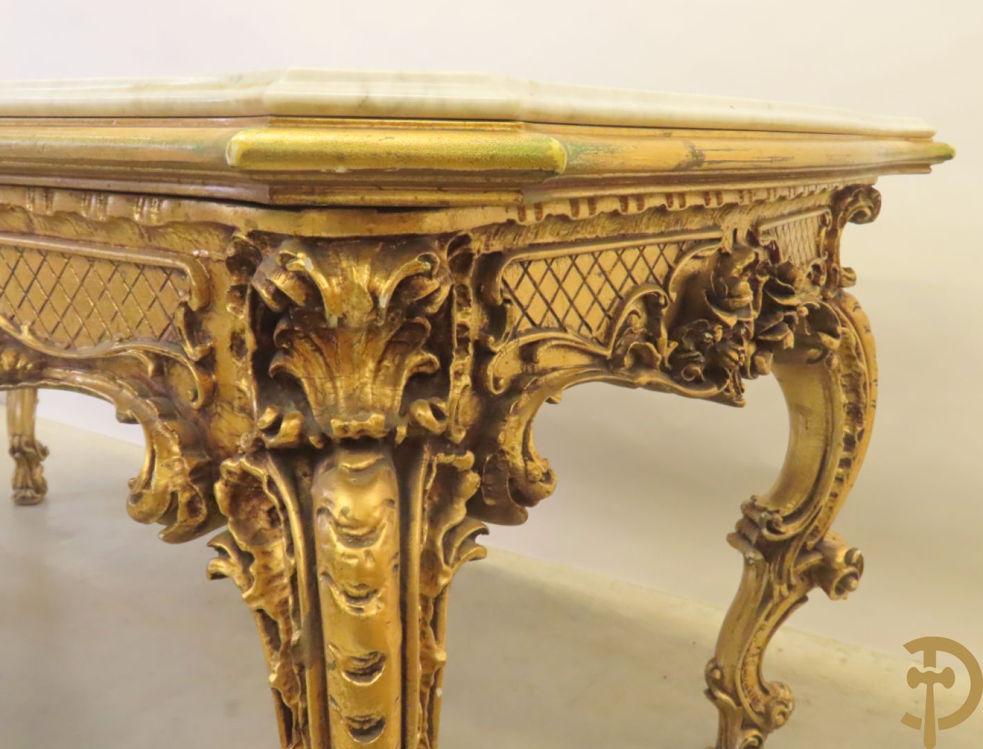 Uitzonderlijke vergulde Louis XV eetkamer bestaande uit vijfdeursdressoir met voluutvormige accanthusranken en rocailles, beschilderd met bloemenmotieven en centraal tafererel met hoornen des overvloeds + bijhorende spiegel vergulde tafel op voluutvormige poten met zes bijhorende stoelen + vitrine met accanthusranken en centrale deur, op voluutvormige poten